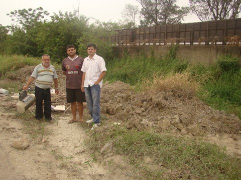 vala-vira-deposito-de-lixo-1 Edson, Alexandre e Daniel reclamam do descaso com a vala: muito lixo ao redor e dentro do local