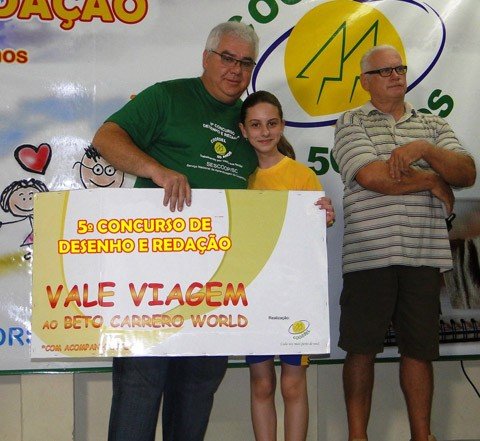 5a-edicao-supera-as-expectativas-1 A aluna Shaiana Spader, vencedora geral do concurso no gênero desenho, recebeu o prêmio, uma viagem para o parque Beto Carreiro, das mãos do presidente da Coorsel, Ivanir Vitorassi