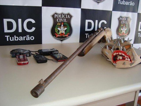 Arma e droga são apreendidas