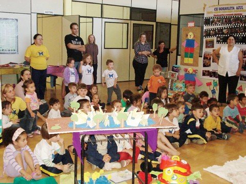 artesaos-na-hora-de-contar-historias-1 Os alunos do CEI adoraram o projeto de contação de histórias.