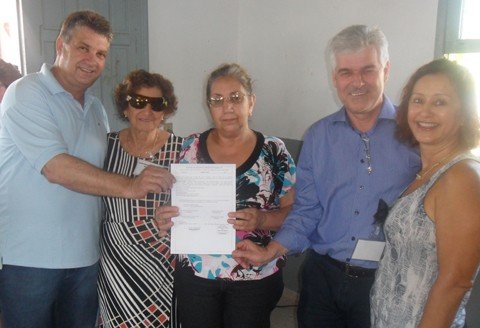 cidadaos-recebem-escrituras-de-seus-lotes-1 Famílias aguardavam por este benefício há 26 anos. Muitas foram às lágrimas