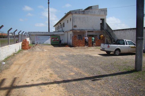 inicia-a-maior-obra-em-laguna-1 Empresa Confer já começou a se instalar no Campo do Lec. Os trabalhos iniciam na próxima segunda-feira, no bairro Vila Vitória. O investimento será de aproximadamente R$ 10 milhões