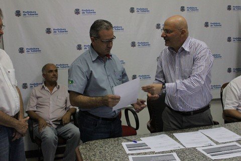 investimento-de-r-12-milhao-e-autorizado-1 Dirlei Corrêa Nunes, da empresa Delt, recebe a ordem de serviço para a implantação da rede de abastecimento na Guarda-ME