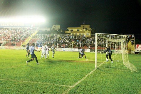 leao-e-peixe-ficam-no-0-a-0-1 Goleiros tiveram pouco trabalho na partida.