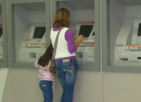 mulher-saca-dinheiro-e-depois-e-roubada-1 Ao usar o caixa, observe o ambiente e cubra o teclado com o corpo