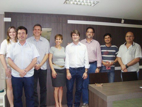 nova-diretoria-toma-posse-hoje-1 Felipe tem como meta fortalecer o SPC. Ele está ao centro da foto, ao lado da atual presidenta, Eliane, e do ex-presidente Walmor Jung Júnior