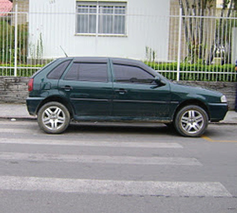 obedeca-as-leis-e-evite-multas-1 Este carro estacionou em cima da faixa para pedestres, em frente ao Colégio São José, no Centro. Detalhe: em horário de saída dos alunos, que precisam fazer a travessia