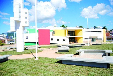 obra-esta-na-reta-final-1 Obras no Centro de Multiuso de São Ludgero estão em fase de acabamento. O secretário de desenvolvimento regional em Braço do Norte, Gelson Luiz Padilha, e o prefeito Gogo vistoriaram o espaço ontem