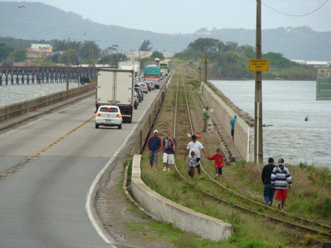 sugestoes-para-melhorar-o-fluxo-sao-feitas-1 Transposição do Canal de Laranjeiras, na comunidade de Cabeçuda, em Laguna, é um dos principais gargalos na BR-101 sul. O motivo: é a principal passagem para acessar as praias da região
