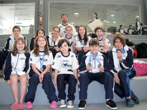 tubaronenses-conquistam-24-medalhas-1 Nadadores Mirim-Petiz da ATN exibem com orgulho as medalhas conquistadas em Blumenau.