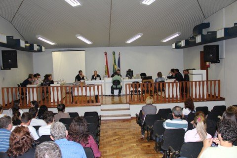 um-dos-acusados-confessa-o-crime-1 O júri começou de manhã e estendeu-se até a madrugada.