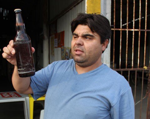 uma-garrafa-de-cerveja-premiada-1 Fabrício mostra a garrafa ainda fechada, com o papel no interior