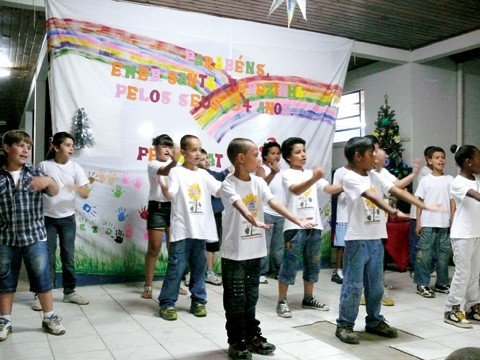 Os alunos fizeram várias apresentações para homenagear escola.