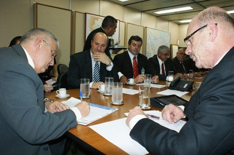 a-decisao-do-ministro-1 Diretor-geral do Dnit, general Jorge Ernesto Pinto Fraxe (à esquerda), prometeu uma solução rápida para a questão da licitação da ponte sobre o Canal de Laranjeiras, em Laguna.