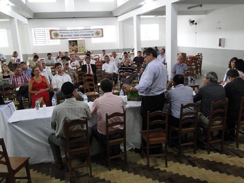 ao-todo-52-projetos-sao-aprovados-1 O secretário regional em Tubarão, Haroldo Silva, o Dura (em pé), comandou a última reunião deste ano do conselho de desenvolvimento