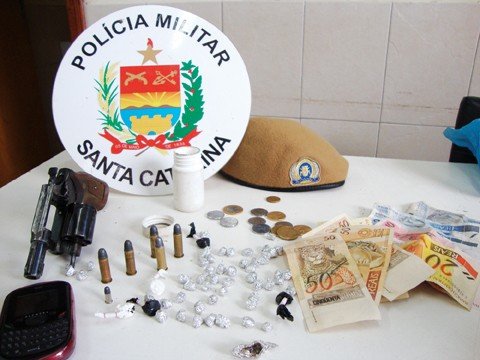 arma-crack-cocaina-e-maconha-1 Quarenta e oito pedras de crack e a arma estavam na residência. O resto na pochete de um menor, de 14 anos.