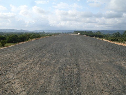 asfalto-so-em-2012-1 O acesso aeroporto tem 4,8 quilômetros. Deste total, 800 metros foram pavimentados