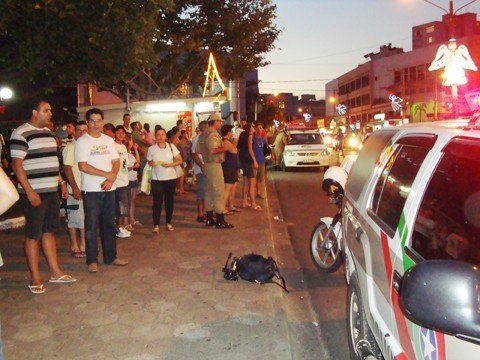 briga-entre-guarda-e-dono-de-cachorro-quente-acaba-em-tumulto-1 Todos que passavam paravam para ver o tumulto.