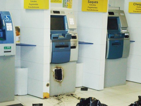 dois-caixas-sao-arrombados-na-regiao-1 Uma lona de cinco metros de comprimento, um pé de cabra e vestígios do uso de um maçarico foram encontrados pela polícia.