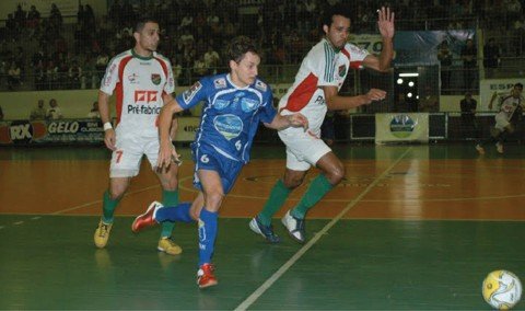 equipe-de-tubarao-anuncia-mudancas-1 Éder (centro) foi um dos destaques de Rio do Sul na temporada