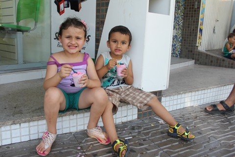 haja-agua-e-sorvete-1 Os irmãos Júlia e Luiz Otávio Alano de Farias não estavam nem aí para o calorão de ontem à tarde. No passeio com o papai José Luiz pelo centro de Tubarão, foram eles que ‘saíram no lucro’: “É bom tomar sorvete para espantar o calor!