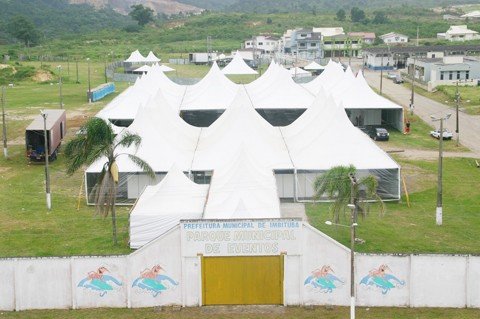 ingressos-ja-podem-ser-adquiridos-1 Festival será nos mesmos moldes do ano passado, com destaque especial à estrutura e ao astro do evento: o camarão. Cláudia Leitte, Cidade Negra e Luan Santana são as estrelas nacionais confirmadas para esta 13ª edição.