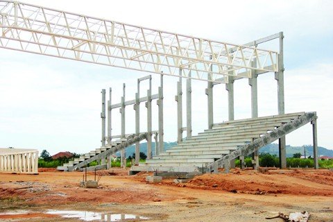 iniciam-os-trabalhos-para-a-colocacao-do-telhado-1 O espaço já foi batizado: se chamará Arena Multiuso Estêner Soratto da Silva, em homenagem ao ex-prefeito de Tubarão