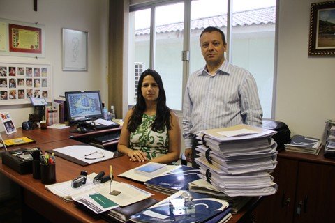 magistrados-pararam-as-atividades-ontem-1 Os juízes Narbal e Camila lembram que não recebem nenhuma segurança. Há 70 anos, é aplicado o direito trabalhista no Brasil. Os juízes precisaram fazer uma paralisação para cobrar os próprios direitos.