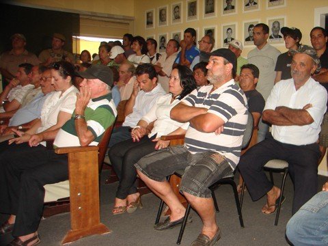 mocao-e-apresentada-e-publico-comparece-1 Cerca de 130 pessoas marcaram presença na sessão e muitas ficaram de pé e do lado de fora