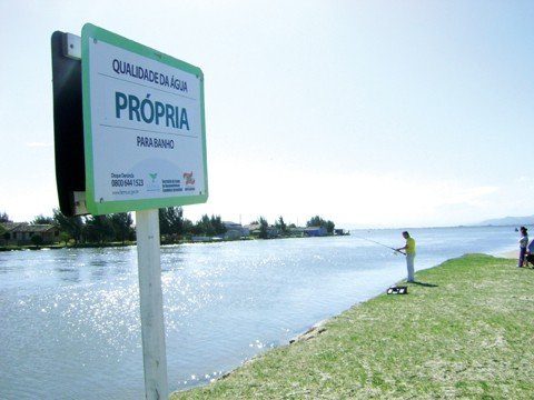 na-regiao-1-ponto-e-improprio-1 O monitoramento realizado pela Fatma abrange 27 municípios e cerca de 110 balneários e/ou praias. Em Jaguaruna, o famoso e sempre lotado canal do Camacho apresenta boa qualidade de água.