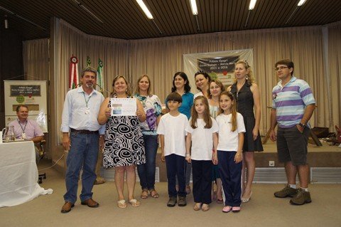 o-reconhecimento-para-quem-faz-a-diferenca-1 Representantes da instituição Professora Naíde Guedert Teixeira, de Gravatal, receberam o prêmio ‘Escola Ecológica’ ontem, em uma solenidade em Florianópolis