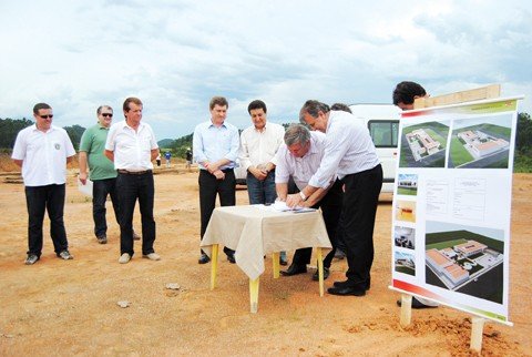 obra-inicia-na-proxima-semana-1 O contrato com a USS Construção Civil, de Braço do Norte, foi assinado segunda-feira. Ontem, o secretário estadual da educação, Marcos tebaldi, expediu, em solenidade em Rio Fortuna, a ordem de serviço para a empresa.