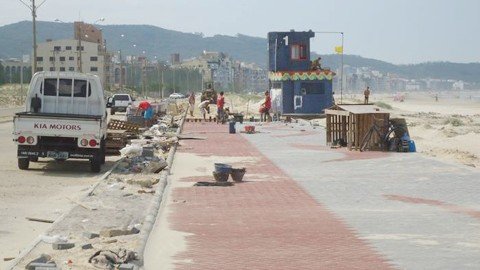 obras-nao-param-em-janeiro-1 No momento, o serviço está concentrado em finalizar a pavimentação do passeio e da ciclovia no trecho entre o Molhes da Barra até a praça do Villa.