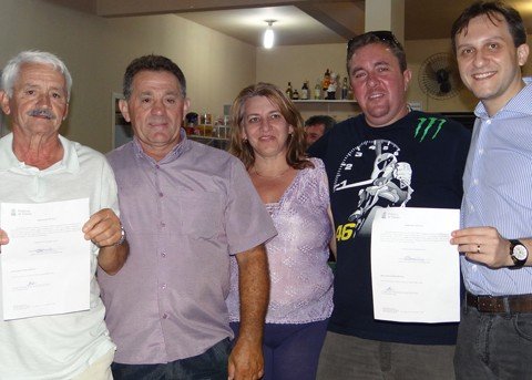 ordem-de-servico-sai-ainda-este-ano-1 Moradores da rua José Venâncio, no bairro São João-MD, receberam o vice-prefeito de Tubarão, Pepê Collaço (PSD), com festa. Os trabalhos no local iniciam na próxima segunda-feira e devem ficar prontos até o fim de março de 2012.