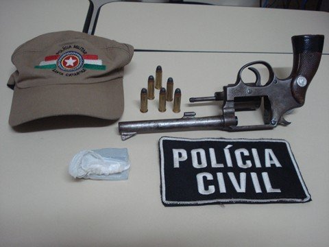 preso-acusado-de-matar-a-mulher-na-frente-da-filha-1 O foragido estava em posse de drogas e um revólver com a numeração raspada