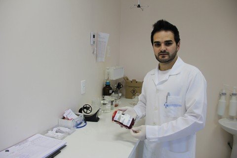 que-tal-doar-sangue-mesmo-nas-ferias-1 O técnico de enfermagem Marcelo Felippe, do HNSC, mostra onde as bolsas estão armazenadas. As tipagens de RH negativo estão baixas.