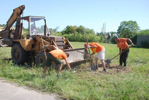 recolhidos-18-caminhoes-de-entulhos-1 Profissionais da prefeitura recolheram 18 caminhões de entulhos das ruas do bairro Santa Lúcia