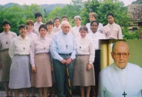 regiao-pode-ganhar-mais-um-beato-1 Padre Aloísio Boeing, em 1974, quando fundou a Fraternidade Mariana do Coração de Jesus, em Jaraguá do Sul. Filho da pequena Vargem do Cedro, em São Martinho, muitas pessoas atribuem ao sacerdote, falecido em 2006, vários milagres de cura.