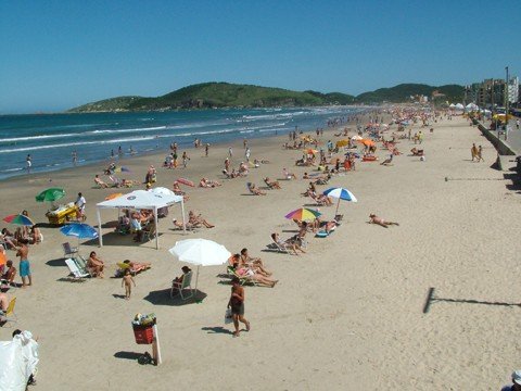 restam-poucas-vagas-1 A Praia do mar Grosso e o Farol de Santa Marta são os principais destinos turísticos procurados em Laguna. Em Gravatal, a água termal é atrativo o ano inteiro.