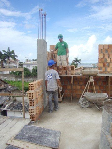 sobram-tres-mil-vagas-na-regiao-1 Uma das maiores preocupações do setor da construção civil é a falta de mão-de-obra. Com a Copa do Mundo, no próximo ano, este problema deverá ser anda mais evidente. Na região, sobram pelo menos três mil vagas no setor.