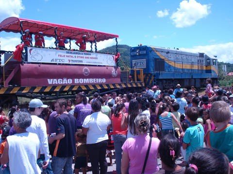 trem-de-natal-transporta-solidariedade-a-regiao-1 Trem de Natal da FTC que fará a distribuição de balas e presentes passará pela região na próxima semana