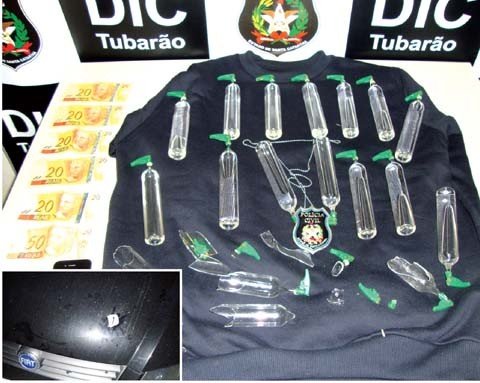 universitario-e-preso-com-lanca-perfume-1 Cada vidro de lança-perfume seria vendido a cerca de R$ 120,00. Na foto em detalhe, a marca do tiro para conter o condutor.