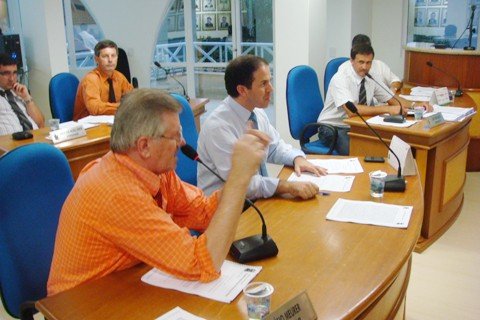 votacao-ficou-para-a-proxima-terca-1 Vereadores votarão o projeto de lei que regulamenta a cobrança de taxa da Cosip na próxima semana.