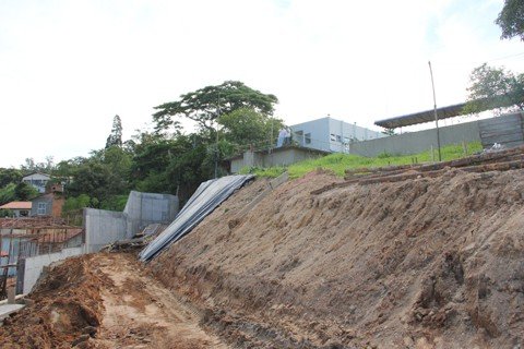 area-de-risco-sera-eliminada-1 Obra do muro de contenção, na ETA, é orçada em R$ 590 mil e garantirá a segurança de 70 casas.