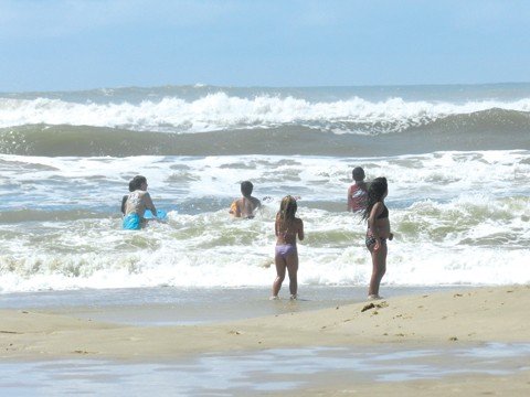 atencao-ha-dois-locais-improprios-para-banho-1 Na praia do Camacho, em Jaguaruna, as condições da água estão muito boas, conforme o relatório de balneabilidade da Fatma. É só passar um bom protetor solar e cair no marzão!