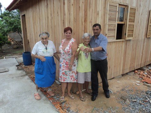 cidadas-ganham-nova-casa-1 As irmãs Domingas e Carolina receberam a chave da casa própria ontem, das mãos do prefeito Luiz Carlos Brunel Alves e da secretária Dadá.