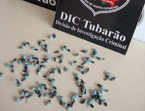 crack-e-apreendido-em-famoso-ponto-1 Quando o homem viu os policiais da DIC, largou a droga no chão, empurrou um deles e tentou fugir.