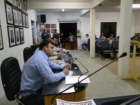 divida-na-camara-de-jaguaruna-pode-passar-de-r-150-mil-1 Conforme o presidente da câmara de vereadores de Jaguaruna, Adriano dos Santos, não há como prever quando os colegas, funcionários e fornecedores serão pagos. Duodécimo não é pago desde dezembro do ano passado.