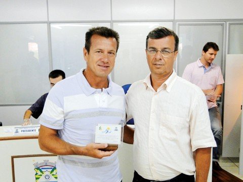 dunga-recebe-titulo-de-cidadao-honorario-de-garopaba-1 Dunga recebeu o título do vereador Mauro.