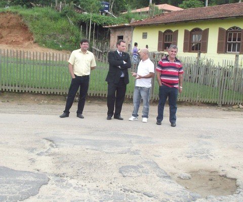 estrada-estadual-sera-melhorada-1 Secretário regional Christiano Lopes (de terno) foi cobrado por moradores e empresários para que a estrada de Pescaria Brava seja recuperada. Ele garantiu que a obra será feita neste ano.
